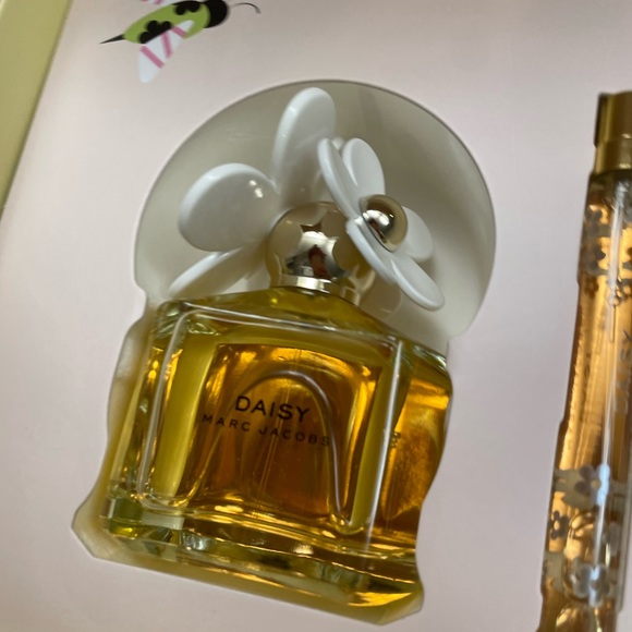 New in Box Marc Jacobs Daisy Perfume Set - Picture 2 of 4